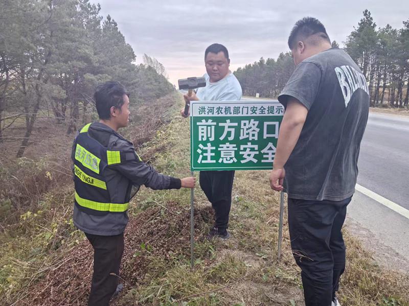第一管理区更换田间路口提示牌提醒种植户时刻注意农机安全.jpg