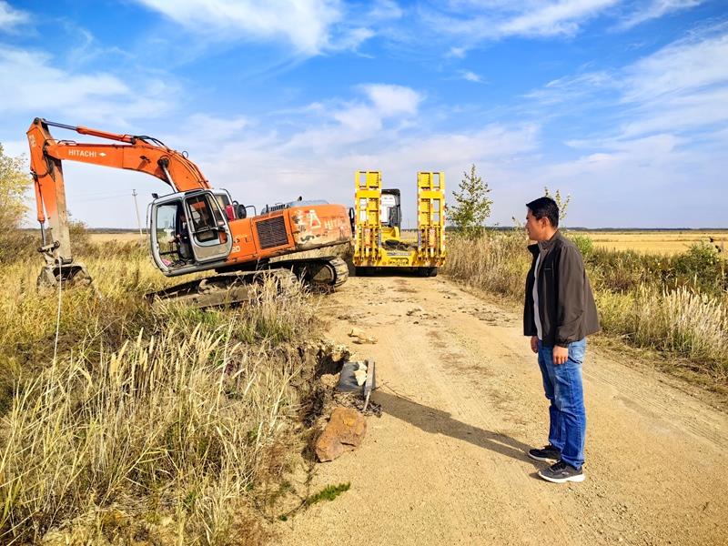洪河农场消除道路隐患 筑牢卖粮“安全通道”.jpg
